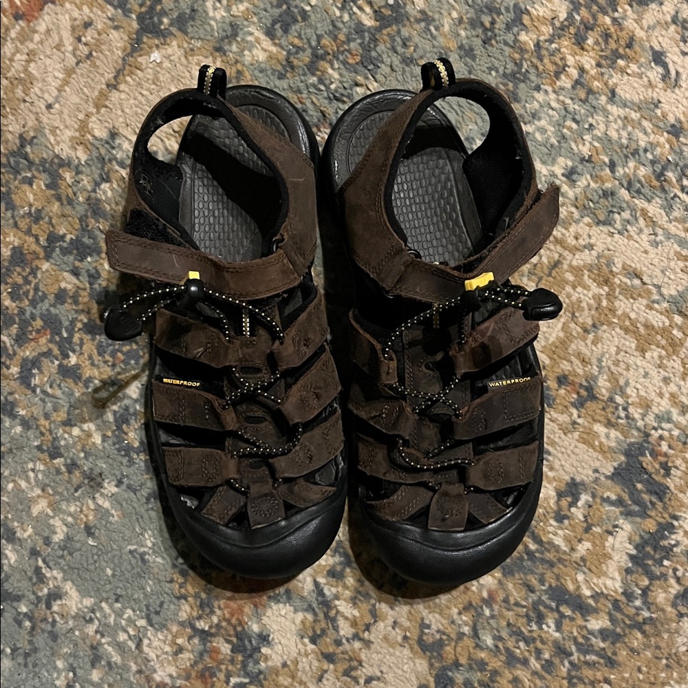 Brown keen sandals. Big Kids 6/Women’s 8.